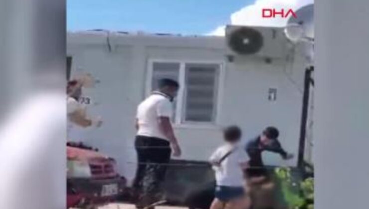 Elinde bıçakla yere yatırdığı eşini dövdü