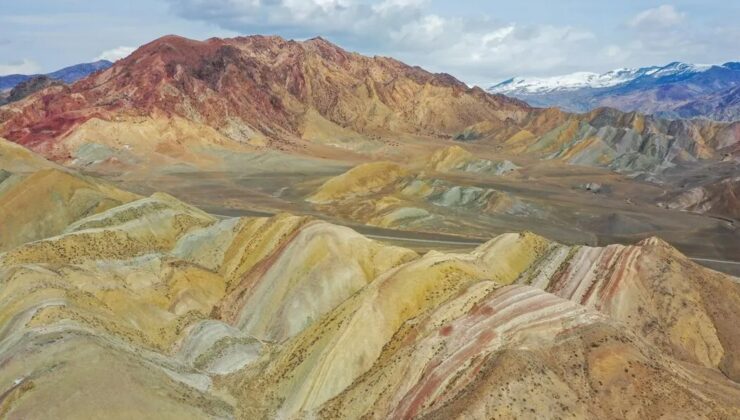 Erzurum'daki Gökkuşağı Tepeleri'nde yaz güzelliği