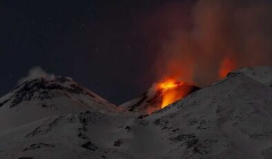 Etna Yanardağı yeniden güçlü şekilde kül püskürttü