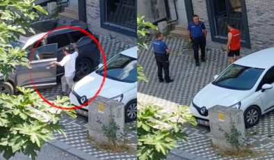 Evinin önüne park edilen araca sinirlendi, bıçakla saldırdı