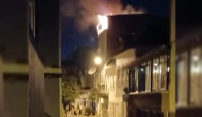 Fatih'te 4 katlı binanın çatısında yangın: İtfaiye eri yaralandı