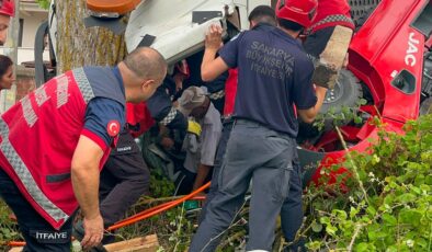 Forklift taşıyan kamyonet devrildi: Sürücü kabinde sıkıştı