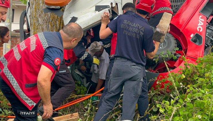 Forklift taşıyan kamyonet devrildi: Sürücü kabinde sıkıştı