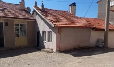 Gürültü kavgasında komşusunu öldürdü! Kızını yaraladı
