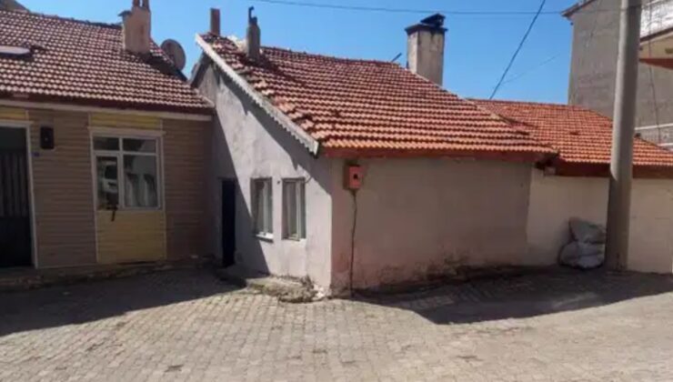 Gürültü kavgasında komşusunu öldürdü! Kızını yaraladı