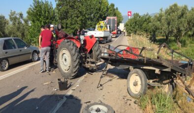 Hafif ticari aracın çarptığı traktördeki çift yaralandı