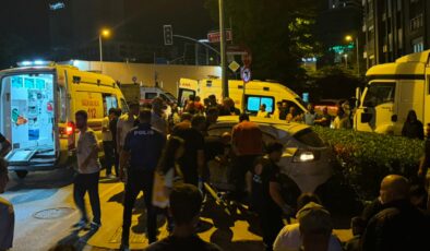 Hafriyat kamyonu otomobili savurdu: Biri ağır, 4 yaralı var!