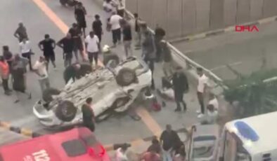 Hatay'da facia! Bariyerlere çarpan araç devrildi… 2 ölü, 3 yaralı