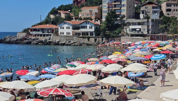 İğne atsan yere düşmüyor! Sahile yüzlerce kişi aktı