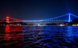 İhanetin yıl dönümünde köprüye ABD bayrağı