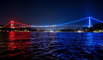 İhanetin yıl dönümünde köprüye ABD bayrağı