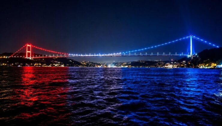 İhanetin yıl dönümünde köprüye ABD bayrağı