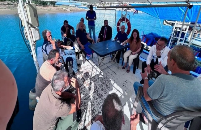 Bakan Çavuş, Laguna Balıkçı Barınağı’nda bölge balıkçılarıyla görüştü