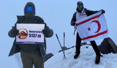 Kıbrıslı Türk iki genç Alp ile Cahit, Ağrı Dağı’nın zirvesinde bayrak dalgalandırdı 