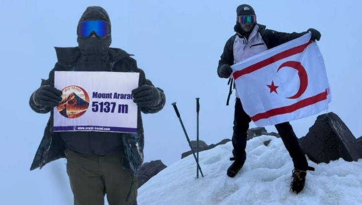 Kıbrıslı Türk iki genç Alp ile Cahit, Ağrı Dağı’nın zirvesinde bayrak dalgalandırdı 