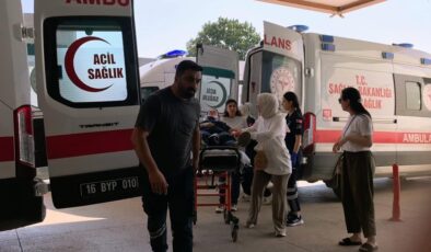 İnegöl'de otomobil ile minibüs çarpıştı, 3 yaralı