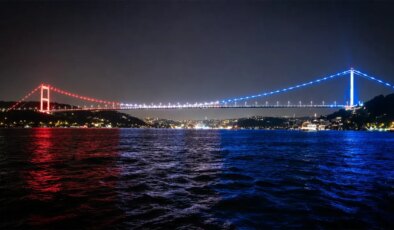 İstanbul'da köprünün ABD bayrağı renklerine bürünmesine CHP'den çok sert tepki