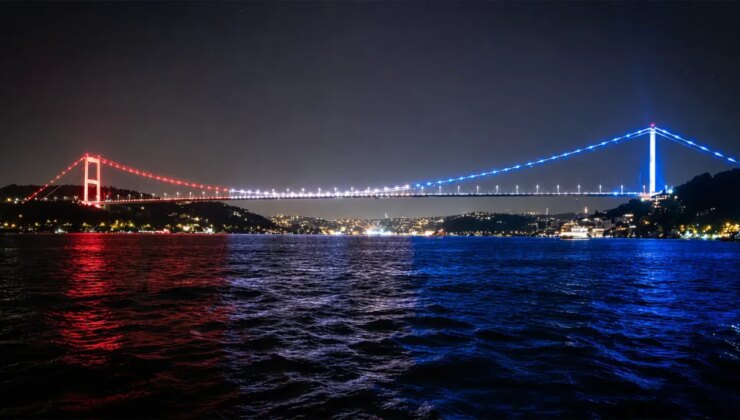 İstanbul'da köprünün ABD bayrağı renklerine bürünmesine CHP'den çok sert tepki