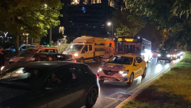 İstanbul'da park halindeki 2 araca çarpan otomobil devrildi