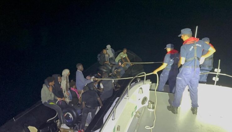 İzmir açıklarında onlarca düzensiz göçmen yakalandı