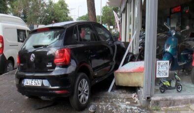 Kadıköy’de sürücüsünün direksiyon hakimiyetini kaybettiği otomobil dükkana girdi