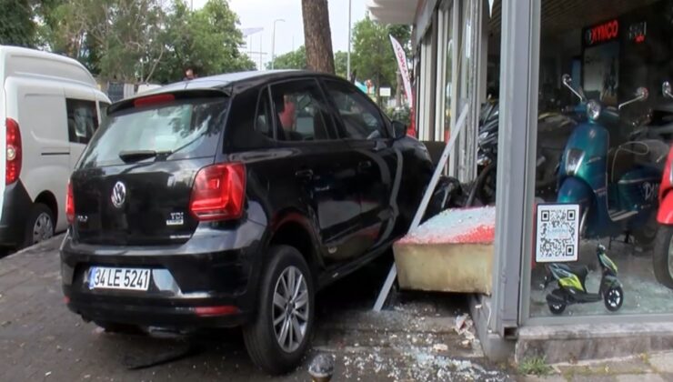 Kadıköy’de sürücüsünün direksiyon hakimiyetini kaybettiği otomobil dükkana girdi