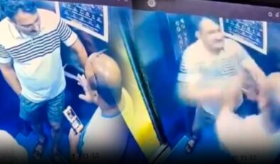 Kameradan habersiz komşular asansörde tekme tokat dövüştü