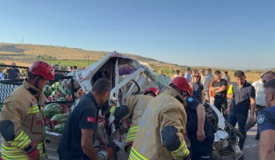 Kamyonet TIR'a çarptı, ortalık savaş alanına döndü
