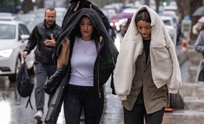 Kara bulutlar İstanbul'a ulaştı! Valilik ve AKOM peş peşe uyarı yaptı