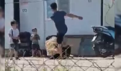 Karısını yere yatırıp çocuklarının gözü önünde tekme tokat dövdü