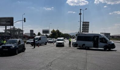 Kayseri’de yolcu minibüsü ile otomobil çarpıştı