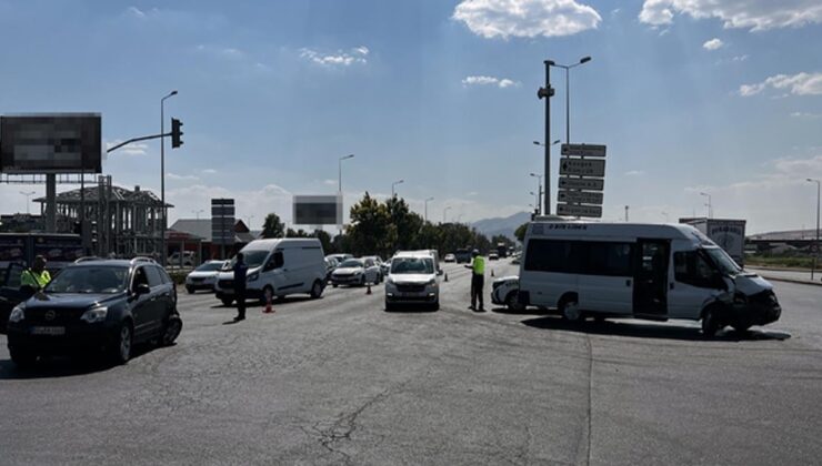 Kayseri’de yolcu minibüsü ile otomobil çarpıştı