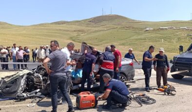 Kaza sonrası araç hurda yığınına döndü: 2 ölü, 1 yaralı