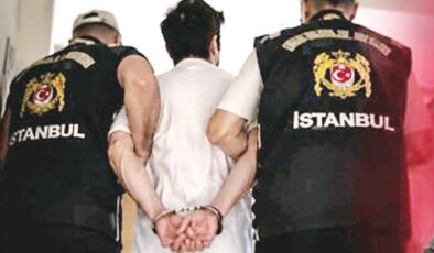 Kelepçeli fotoğrafını çekmek için beş kez git gel yaptılar