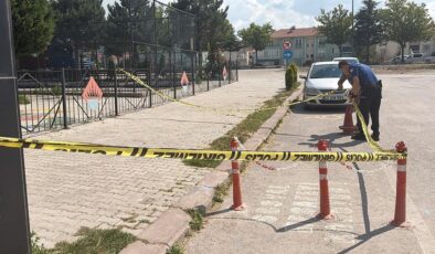 Kendisini ayağından vuran saldırgana taş atarak karşılık verdi