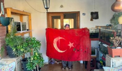 Kıbrıs Barış Harekatı'nda Mehmetçiğin kullandığı Türk bayrağını sandığında 36 yıldır saklıyor