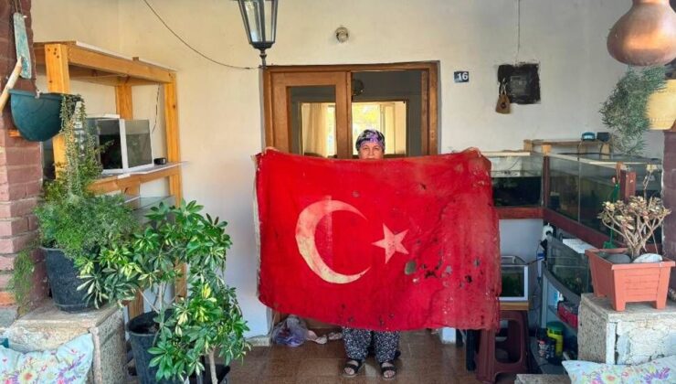 Kıbrıs Barış Harekatı'nda Mehmetçiğin kullandığı Türk bayrağını sandığında 36 yıldır saklıyor