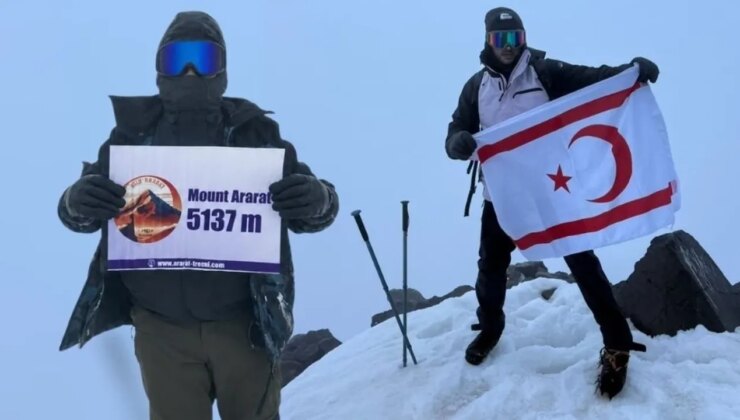 Kıbrıslı Türk iki genç Ağrı Dağı’nın zirvesinde bayrak dalgalandırdı