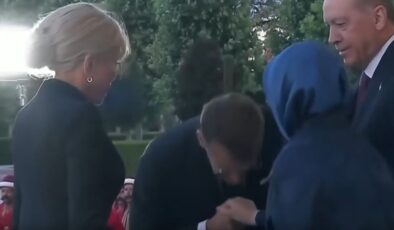 Macron, Emine Erdoğan’ın elini öpmeye çalıştı