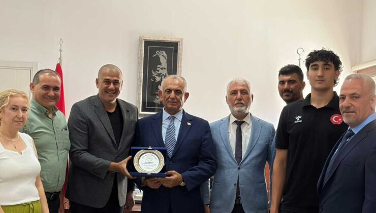 Milli Eğitim Bakanı Çavuşoğlu, Beşiktaş’a transfer olan Akçam’ı kabul etti