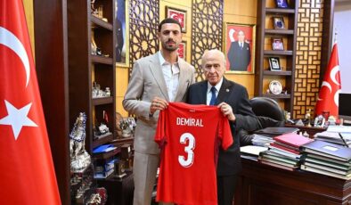 Milli futbolcu Merih Demiral, Bahçeli’yi ziyaret etti