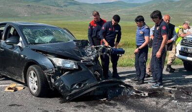 Minibüs ile otomobil çarpıştı, 7 kişi yaralandı
