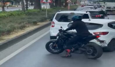 Motosiklet sürücüsü, vakaya giden itfaiye aracına yolu açtı