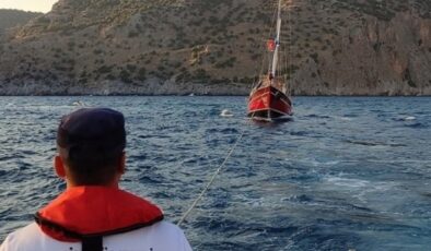 Muğla açıklarında panik! Sürüklenen yattaki 4 kişi kurtarıldı