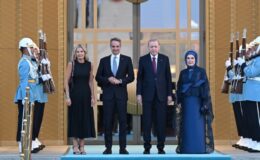 NATO resepsiyonunda dikkat çeken an: Miçotakis'e 'Ceddin Deden' marşlı karşılama