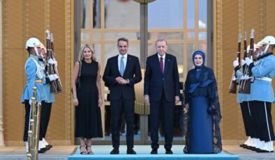 NATO resepsiyonunda dikkat çeken an: Miçotakis'e 'Ceddin Deden' marşlı karşılama