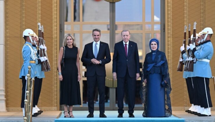 NATO resepsiyonunda dikkat çeken an: Miçotakis'e 'Ceddin Deden' marşlı karşılama
