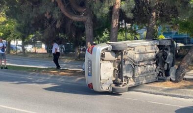 Otomobil ağaçlara çarpıp devrildi