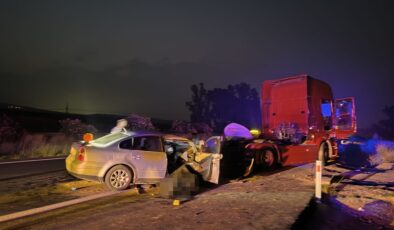 Otomobil tıra çarptı, 2 kişi feci şekilde can verdi