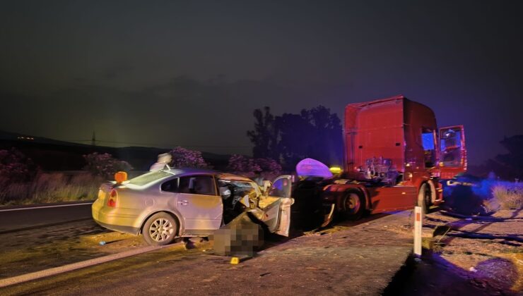 Otomobil tıra çarptı, 2 kişi feci şekilde can verdi